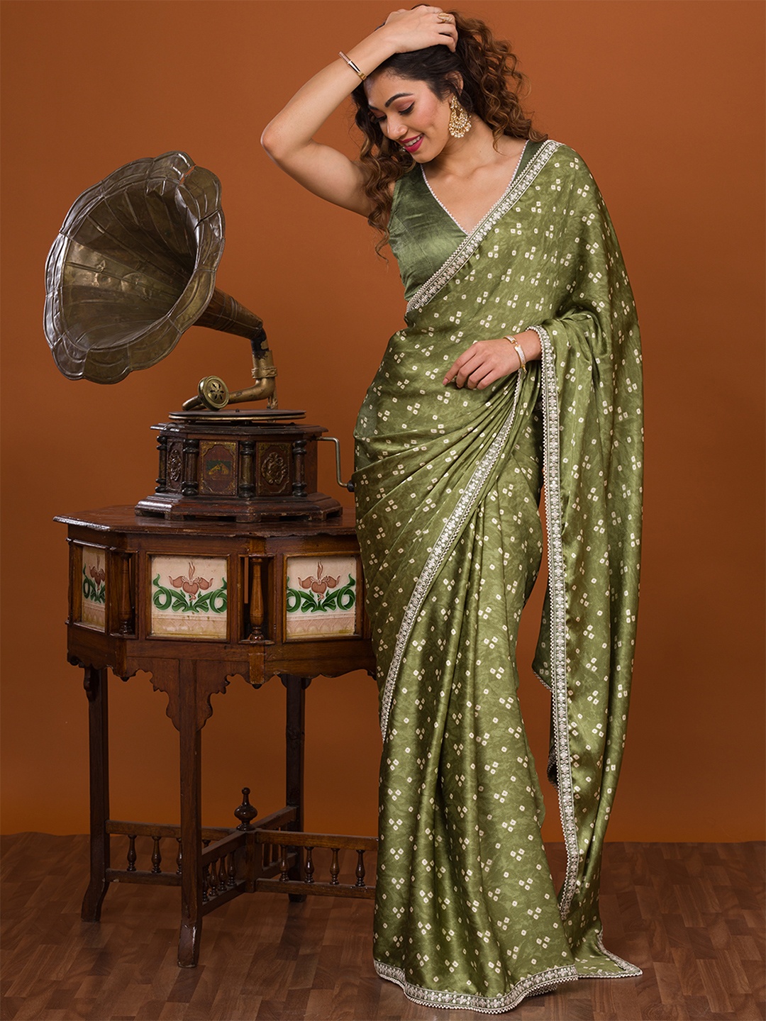 

Koskii Green & White Bandhani Embroidered Bandhani Saree