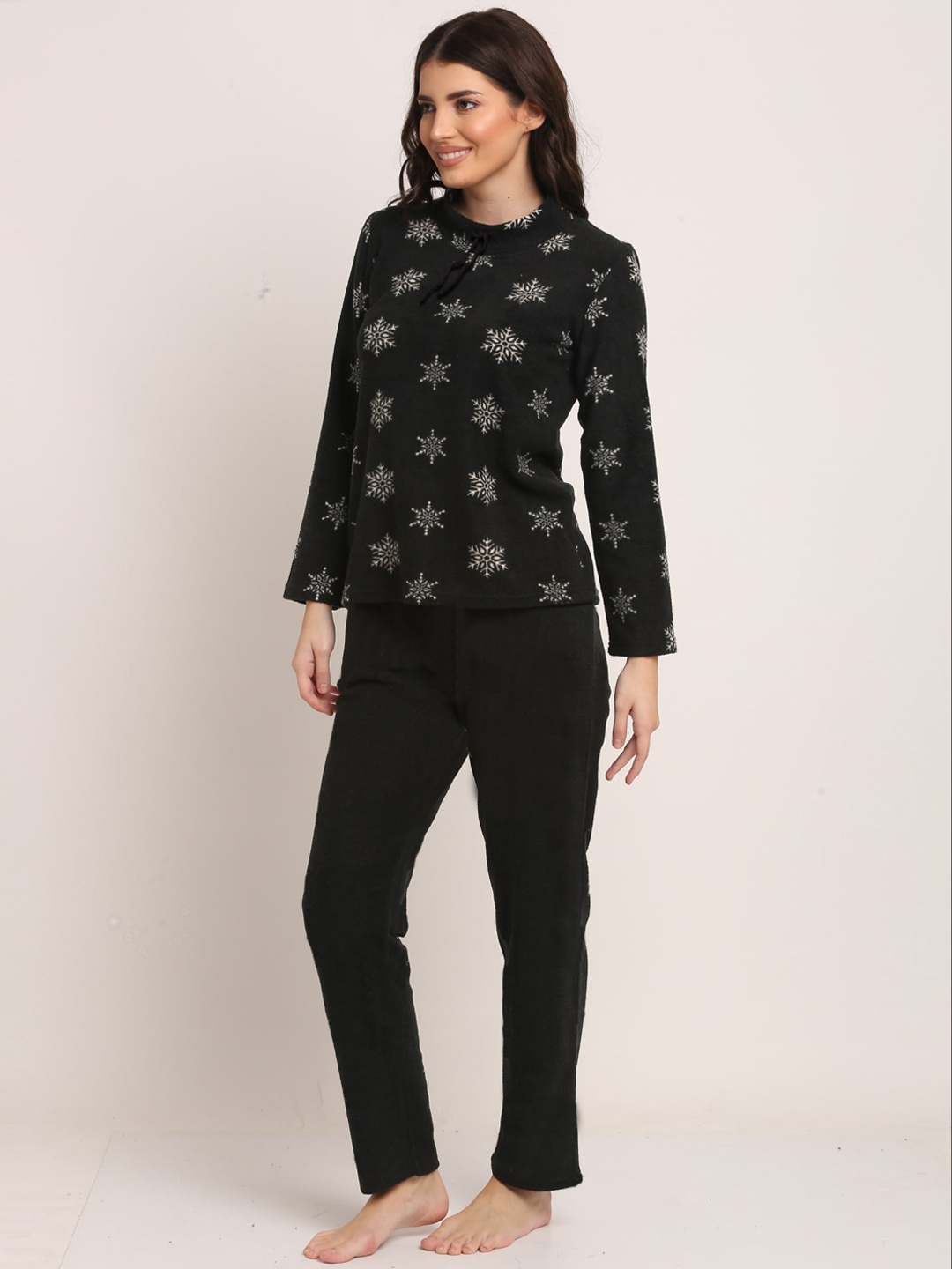 

Kanvin Women Black & White Printed Night suit