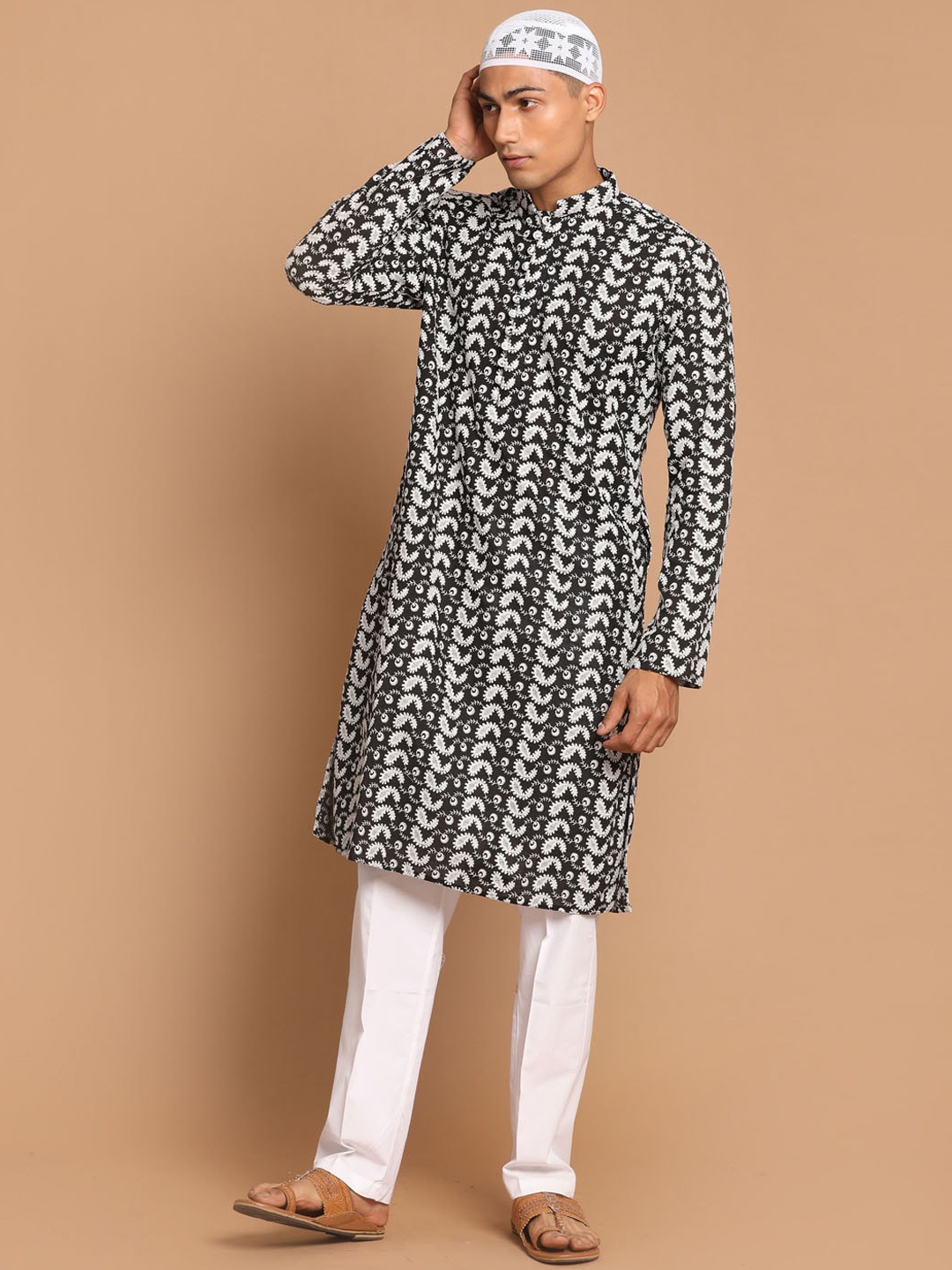 

VASTRAMAY Men Black Printed Pleated Chikankari Pure Cotton Kurta with Pyjamas