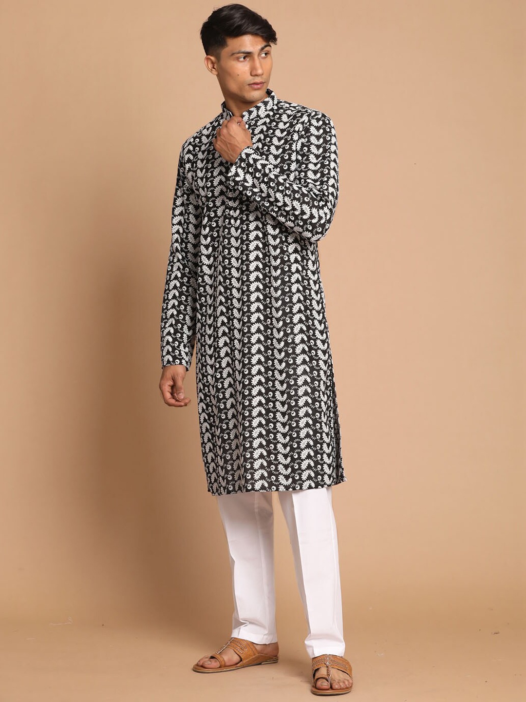 

VASTRAMAY Men Black Printed Angrakha Chikankari Pure Cotton Kurta with Pyjamas