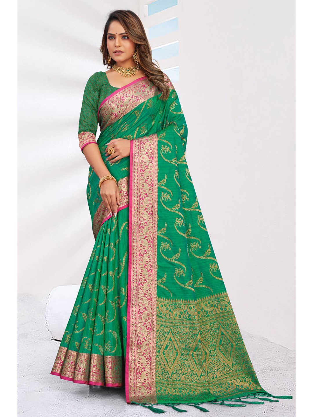 

KARAGIRI Green & Pink Floral Zari Silk Blend Banarasi Saree