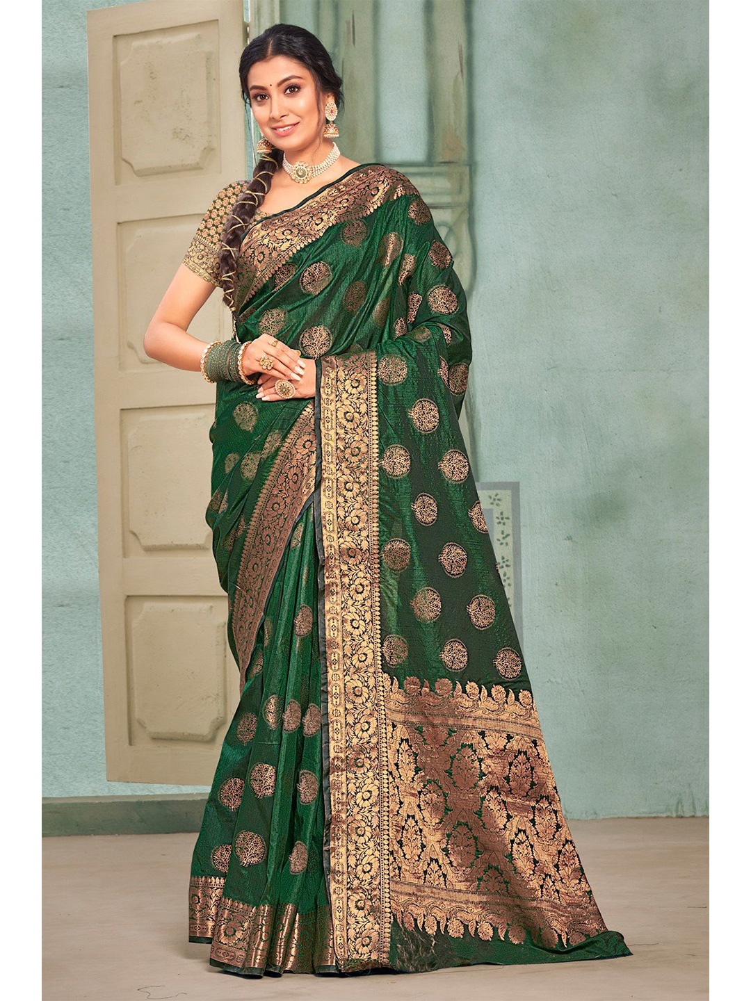 

KARAGIRI Green & Gold-Toned Woven Design Zari Saree