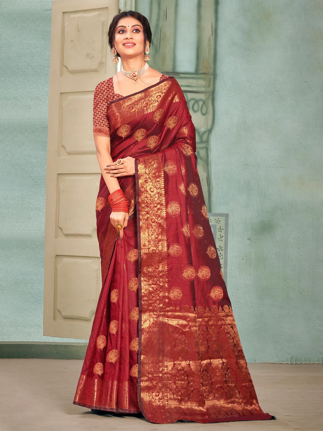 

KARAGIRI Maroon & Gold-Toned Woven Design Zari Saree
