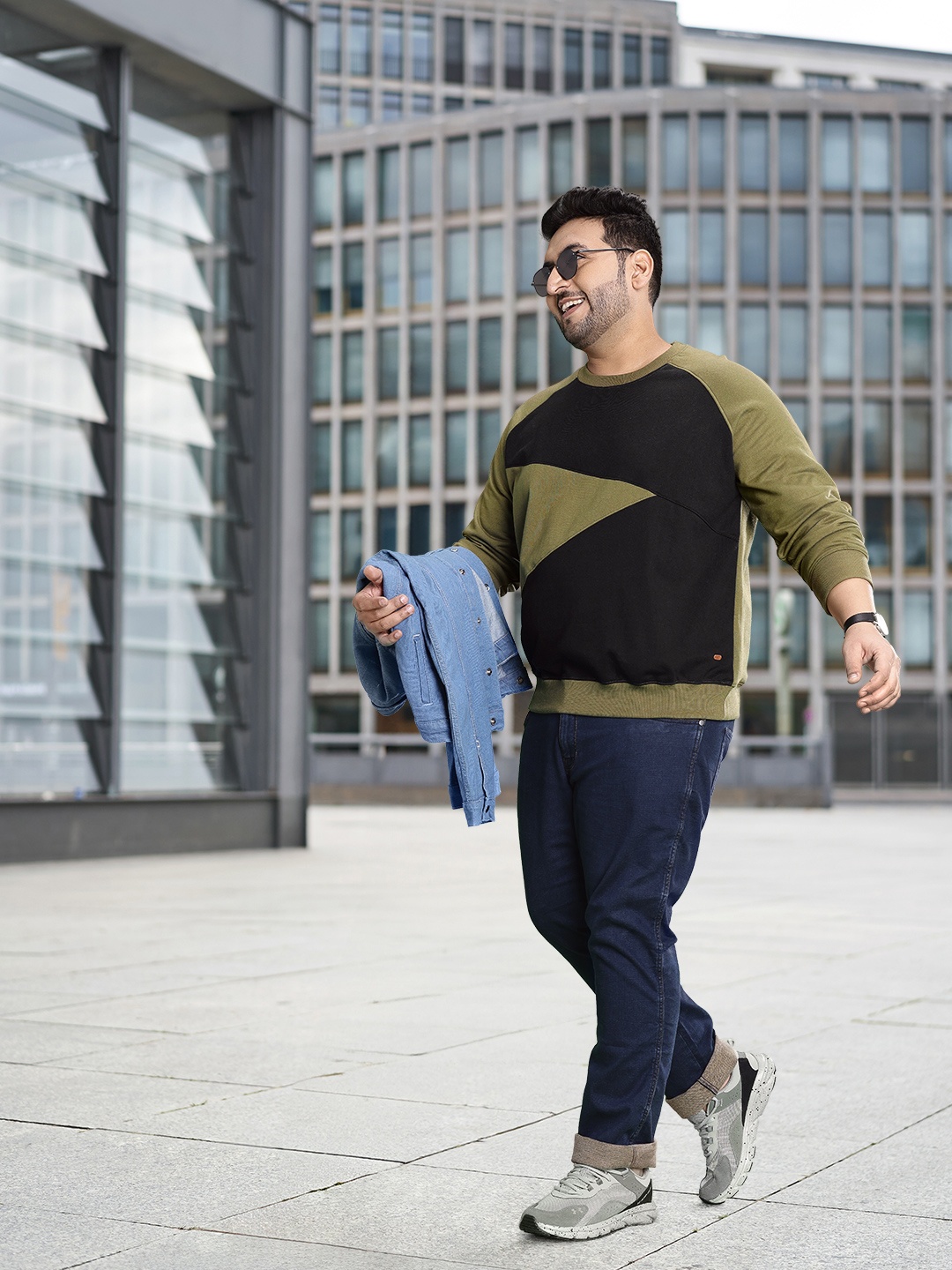 

Sztori Men Plus Size Olive Green & Navy Blue Colourblocked Sweatshirt