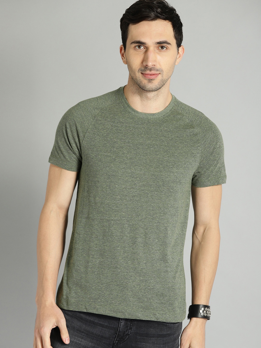 

Roadster Men Green Solid Round Neck T-shirt with Raglan Sleeves, Olive