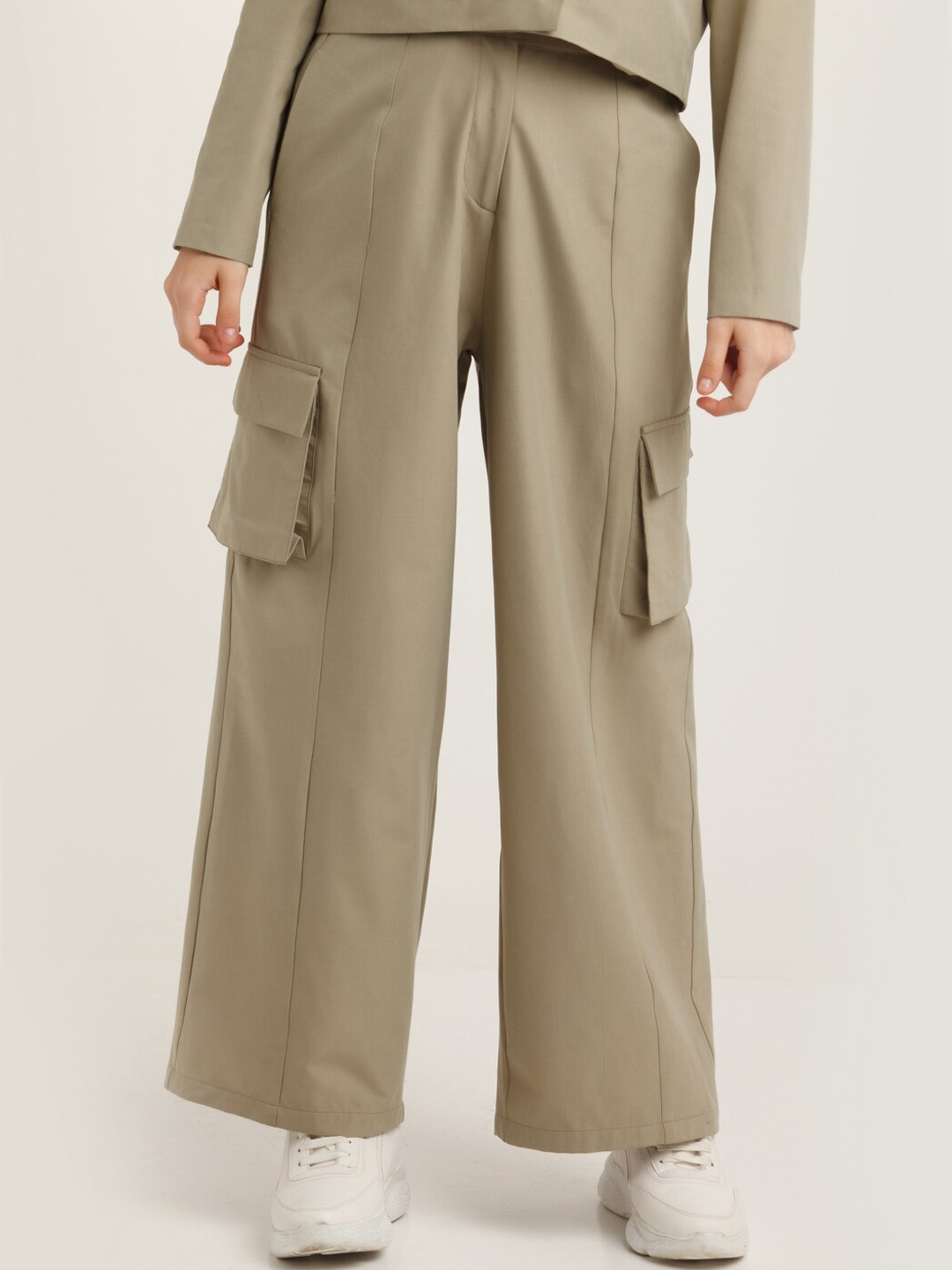 

Zink London Women Grey Straight Fit High-Rise Cargos Trousers