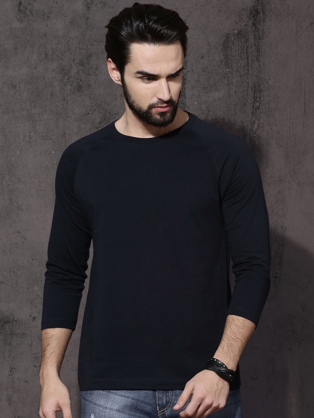 

Roadster Time Travlr Men Navy Solid Pure Cotton T-shirt with Raglan Sleeves, Navy blue