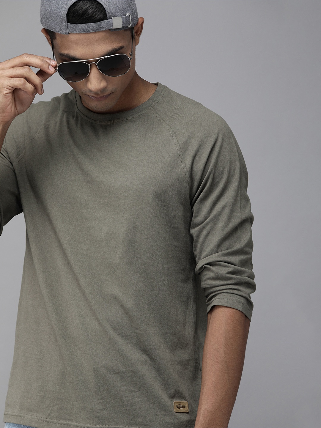

Roadster Men Grey Solid Round Neck Pure Cotton T-shirt