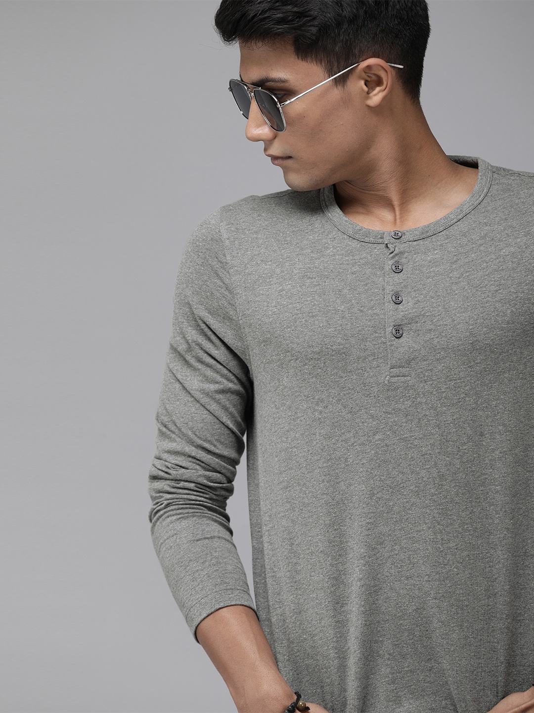 

Roadster Men Grey Melange Solid Henley Neck T-shirt
