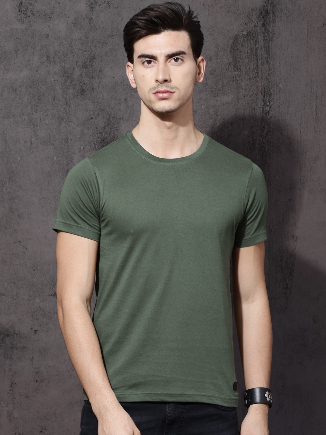 

Roadster Men Olive Green Solid Round Neck Pure Cotton T-shirt