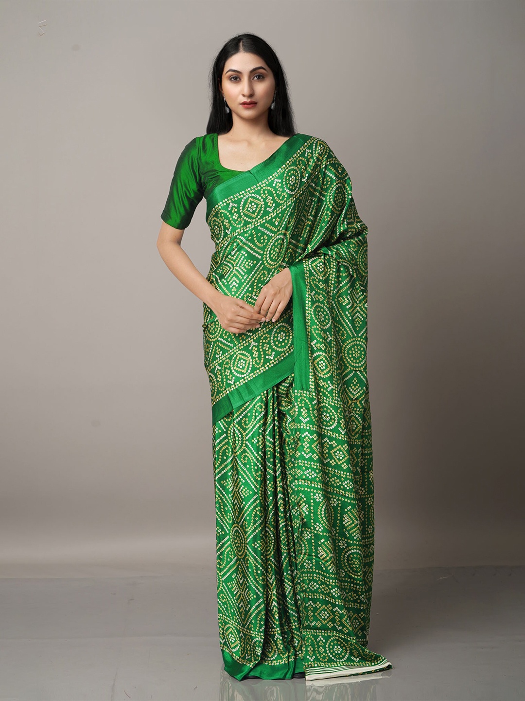 

Unnati Silks Green & White Bandhani Saree