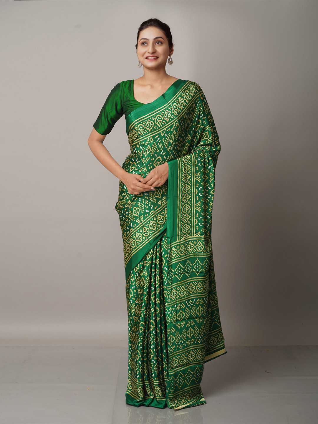 

Unnati Silks Green & White Bandhani Saree