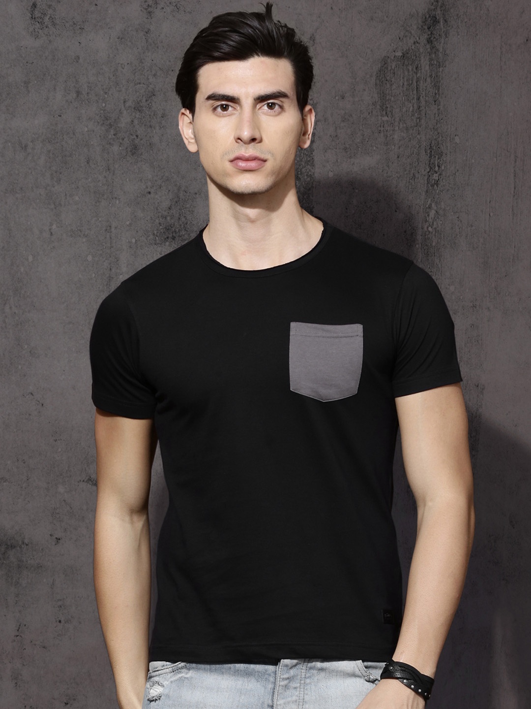 

Roadster Solid Contrast Pocket Crew Neck T-shirt, Black