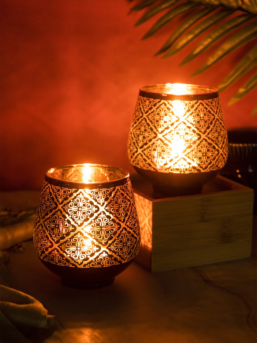 

MARKET99 Set Of 2 Red & Black Textured Candle Holders