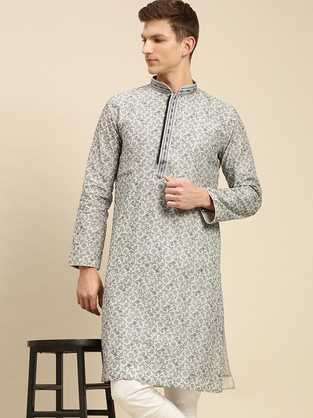 

Sanwara Men Grey Keyhole Neck Kurta