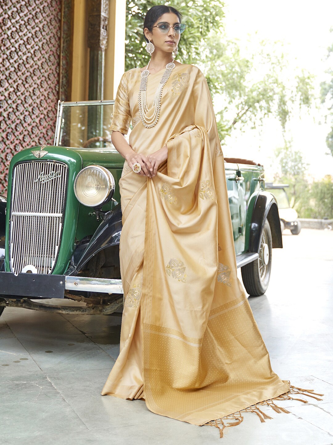 

Mitera Cream-Coloured & Gold-Toned Woven Design Zari Silk Blend Saree
