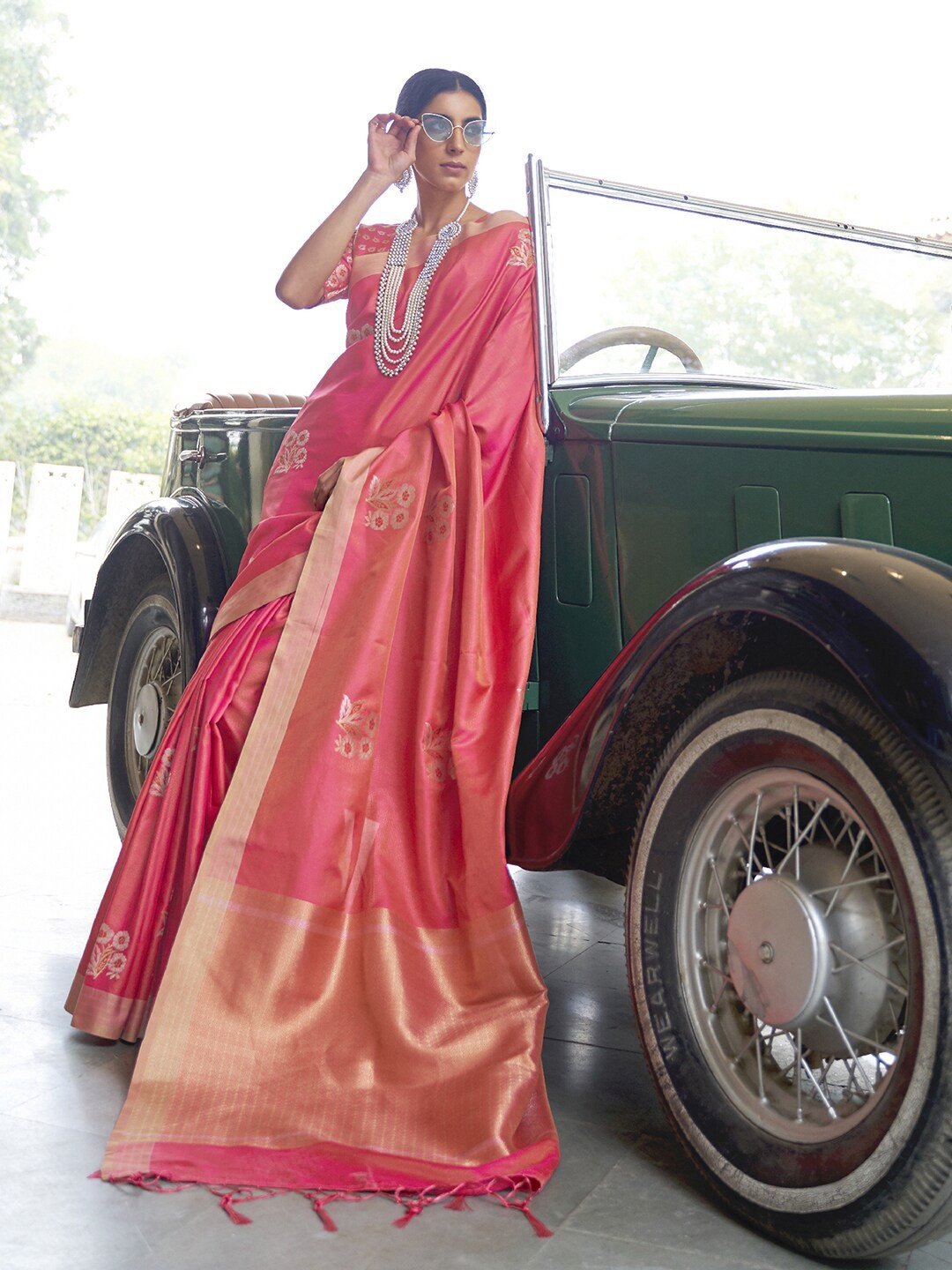 

Mitera Pink & Gold-Toned Woven Design Zari Silk Blend Saree