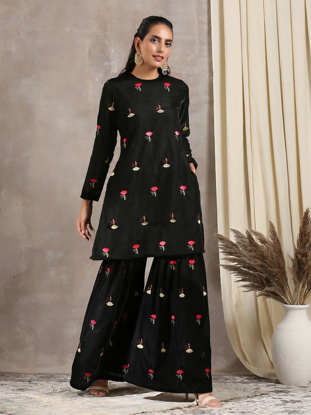

trueBrowns Women Black Ethnic Motifs Embroidered Velvet Kurta with Skirt