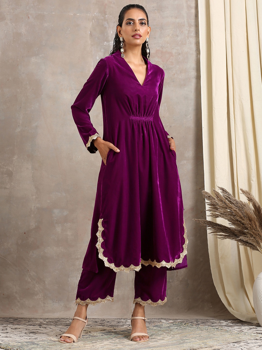 

trueBrowns Woman Velvet Lace Kurta Pant Set, Violet