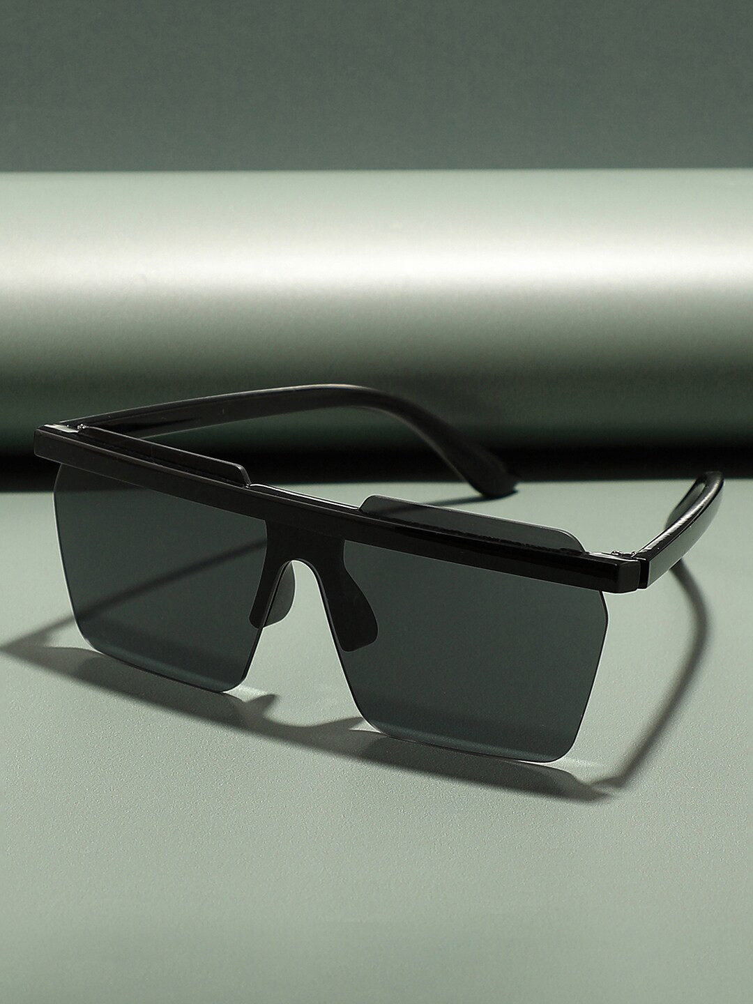 

HAUTE SAUCE by Campus Sutra Lens Rectangle Sunglasses & Polarised Lens AW22_HSSG1229, Black