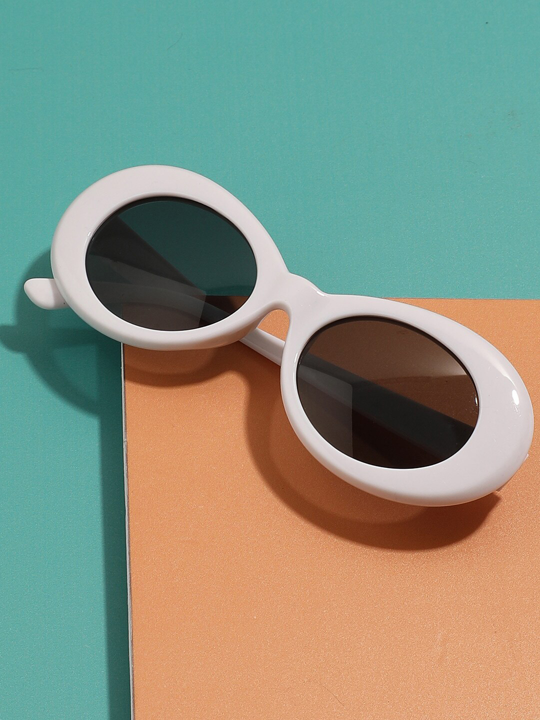 

HAUTE SAUCE by Campus Sutra Women Black Lens & White Oval Sunglasses with Polarised Lens