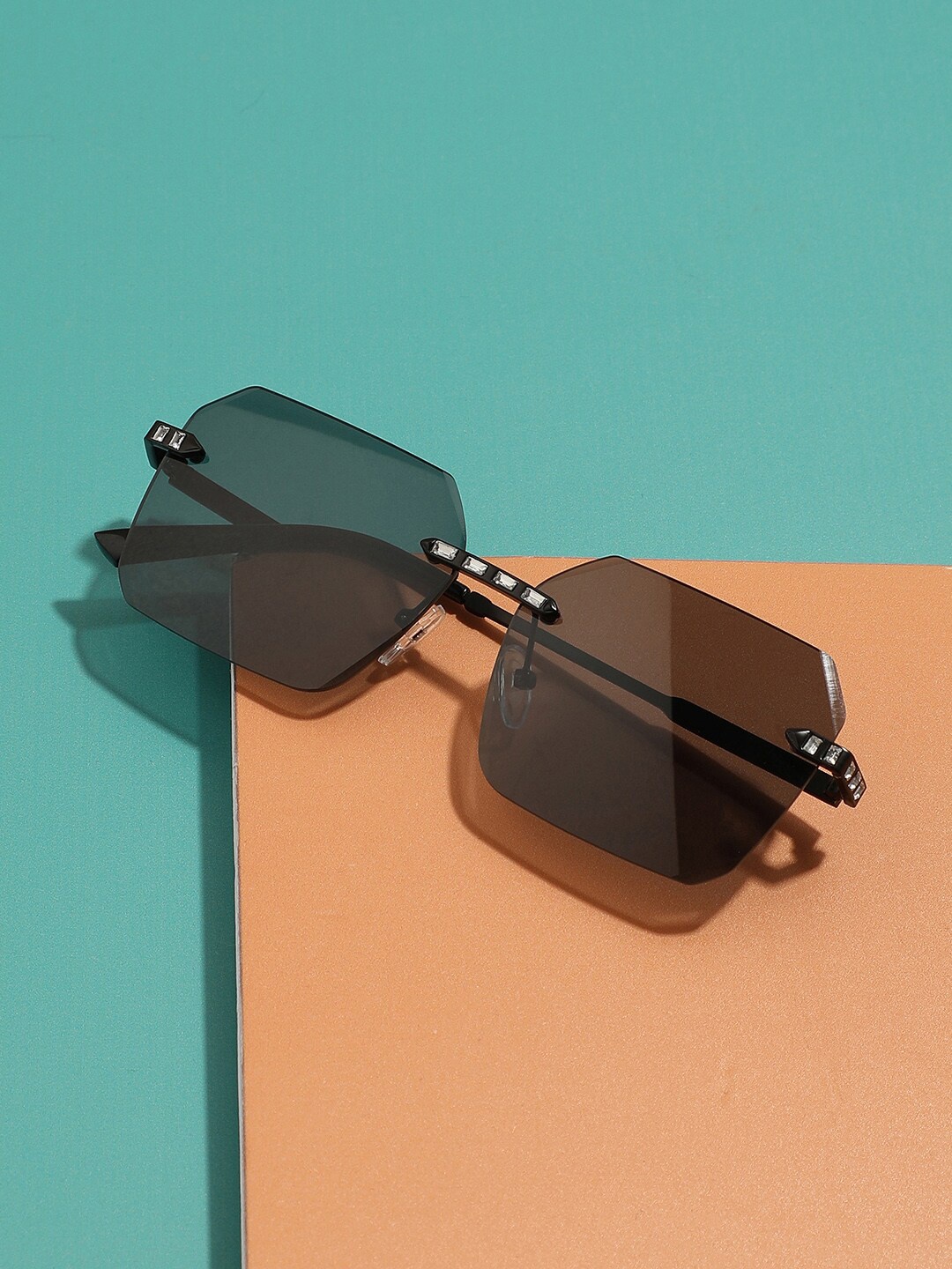 

HAUTE SAUCE by Campus Sutra Women Black Lens & Black Oversized Sunglasses with Polarised Lens