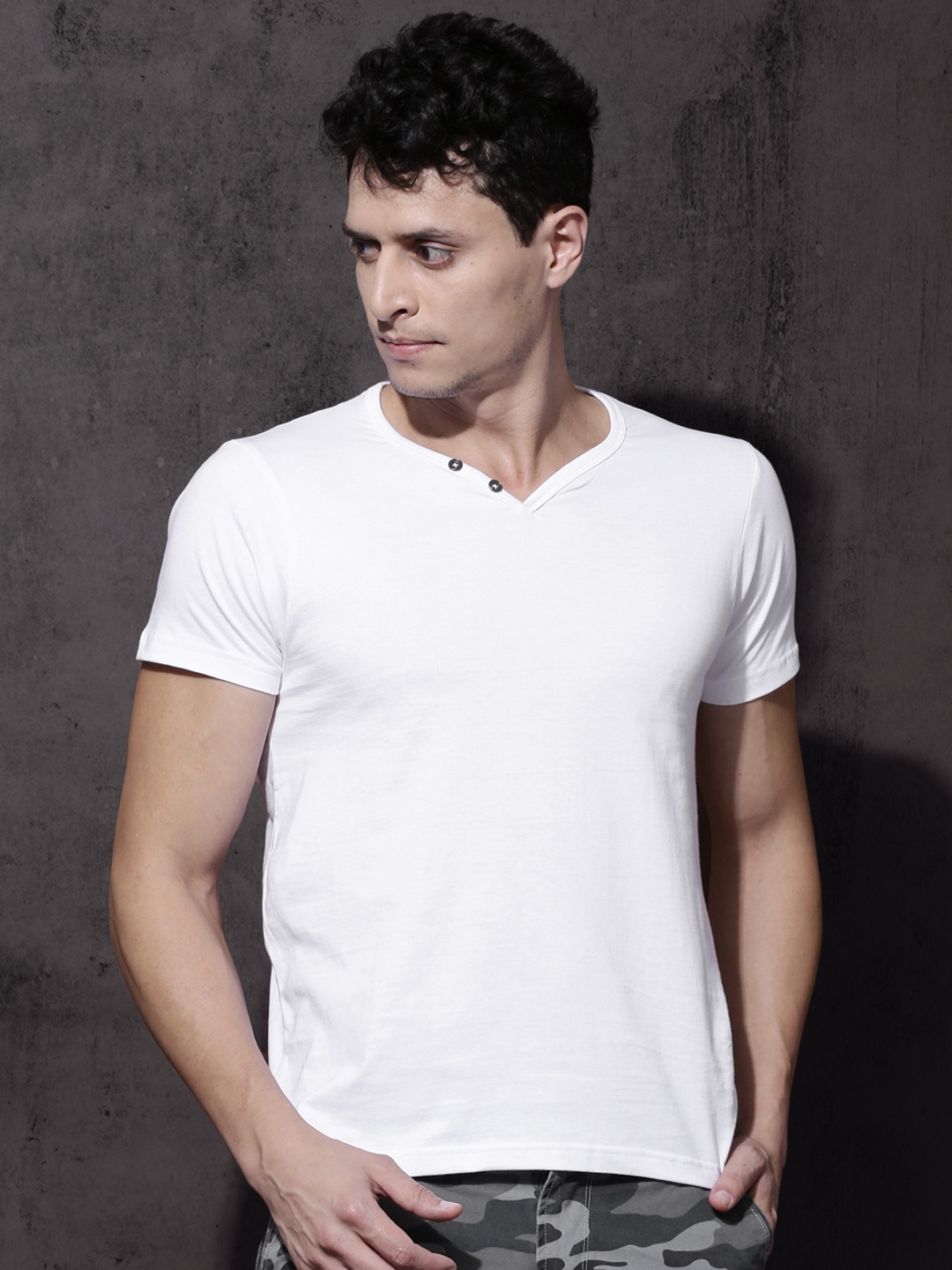 

Roadster Men White Solid V-Neck T-Shirt