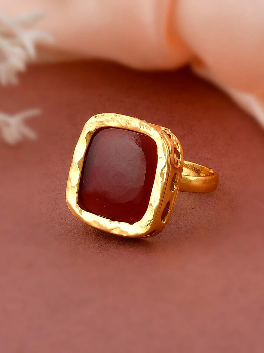 

DASTOOR Gold-Plated Red Kundan Studded Finger Ring