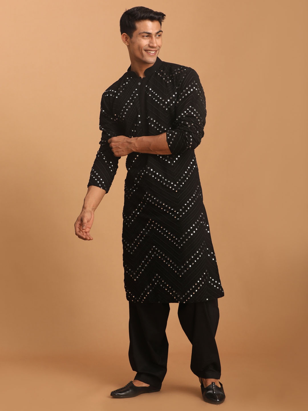 

VASTRAMAY Men Black Embroidered Mirror Work Kurta With Patiala