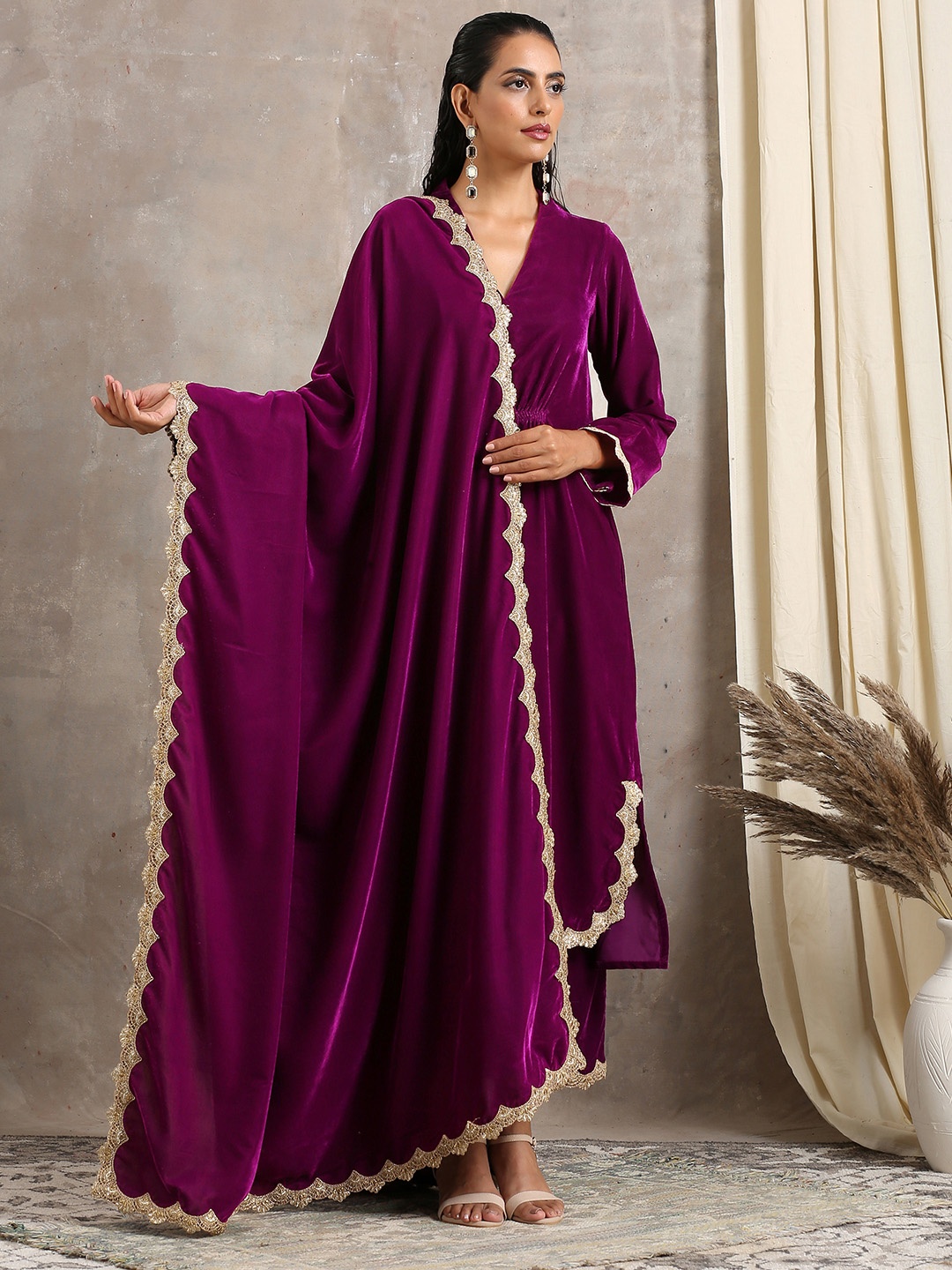 

trueBrowns Women Violet Solid Velvet Shawl