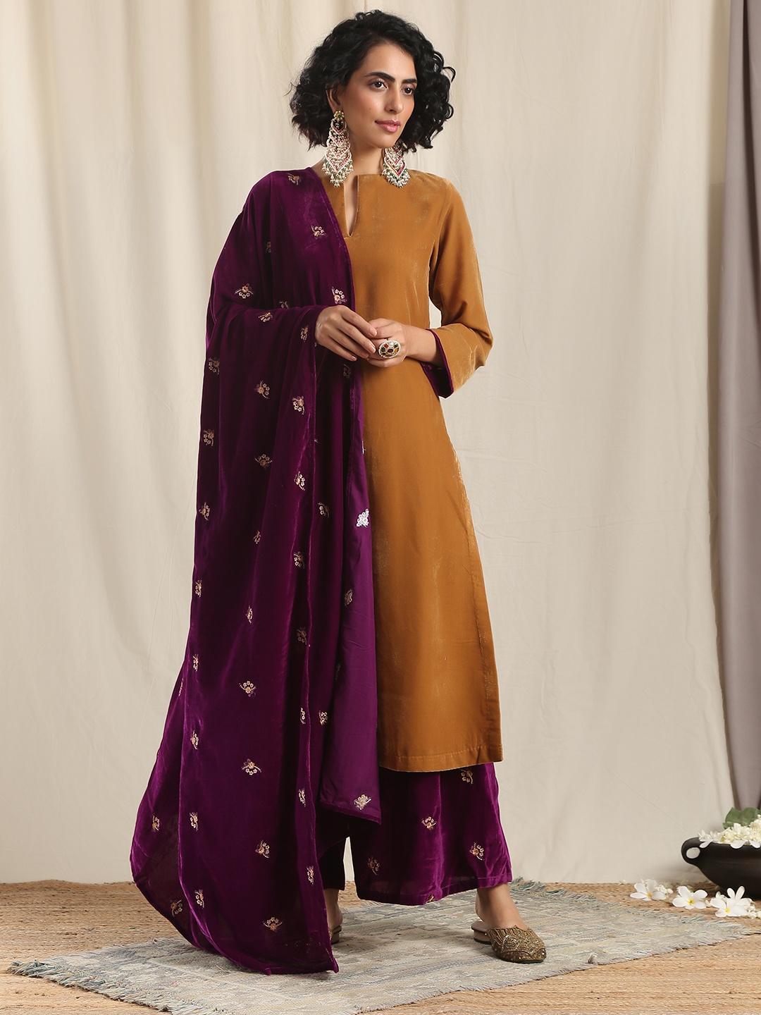 

trueBrowns Women Violet Embroidered Velvet Shawl