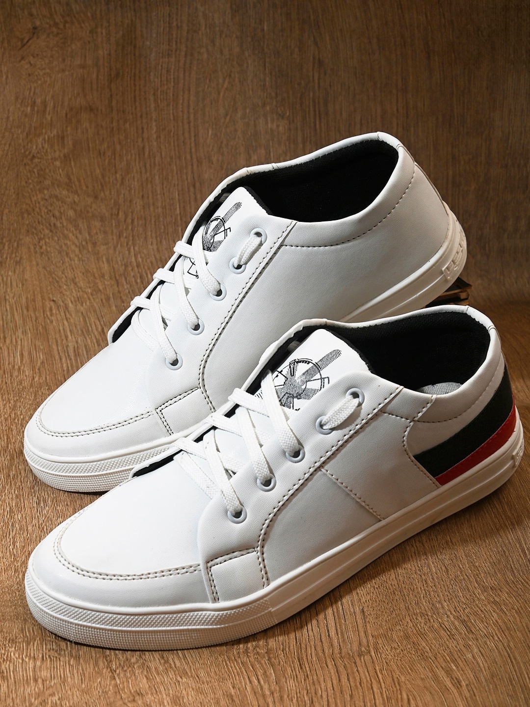 

Roadster Men White Solid Round-Toe Casual Sneakers