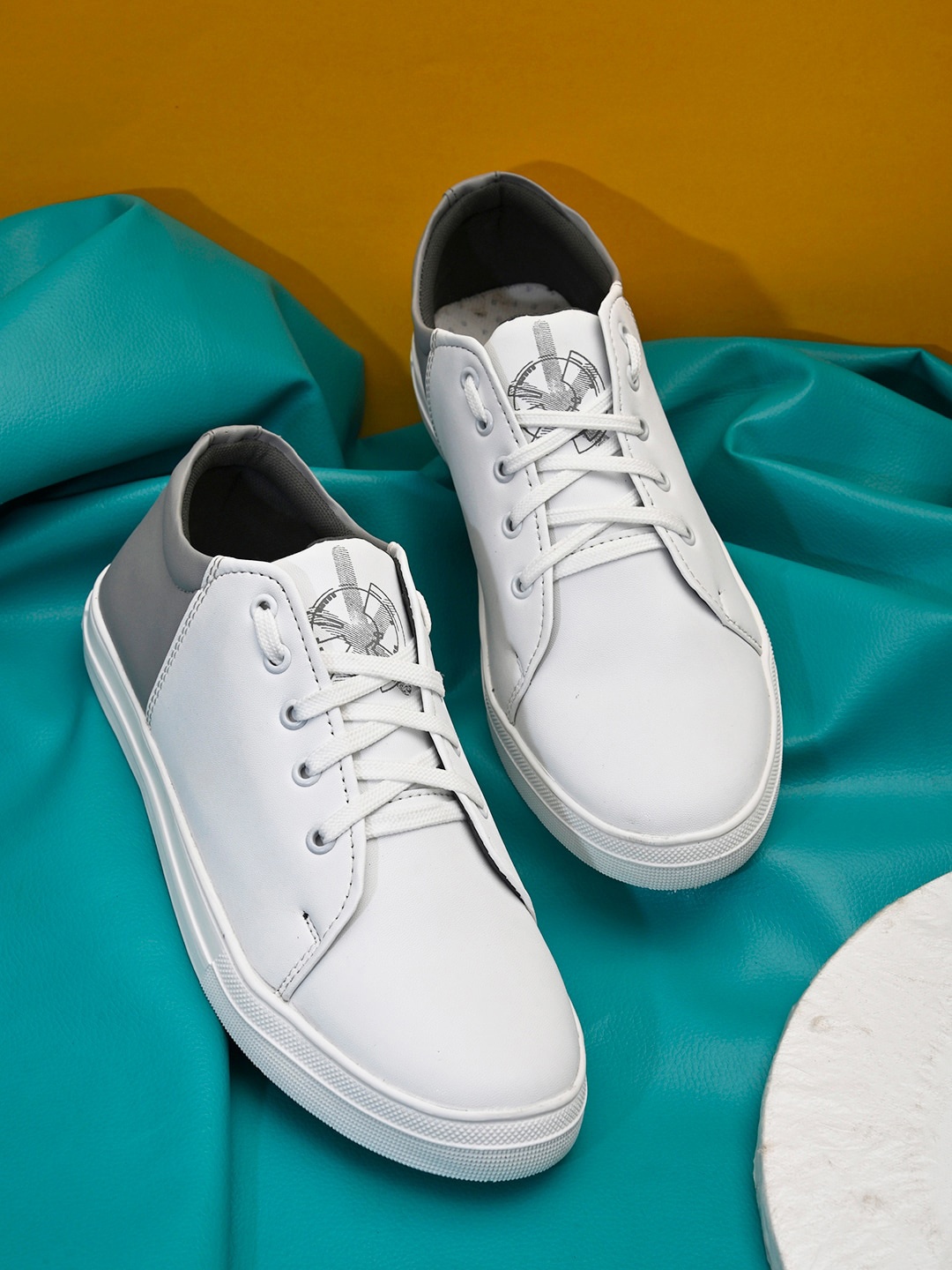 

Roadster Men White Solid Casual Sneakers