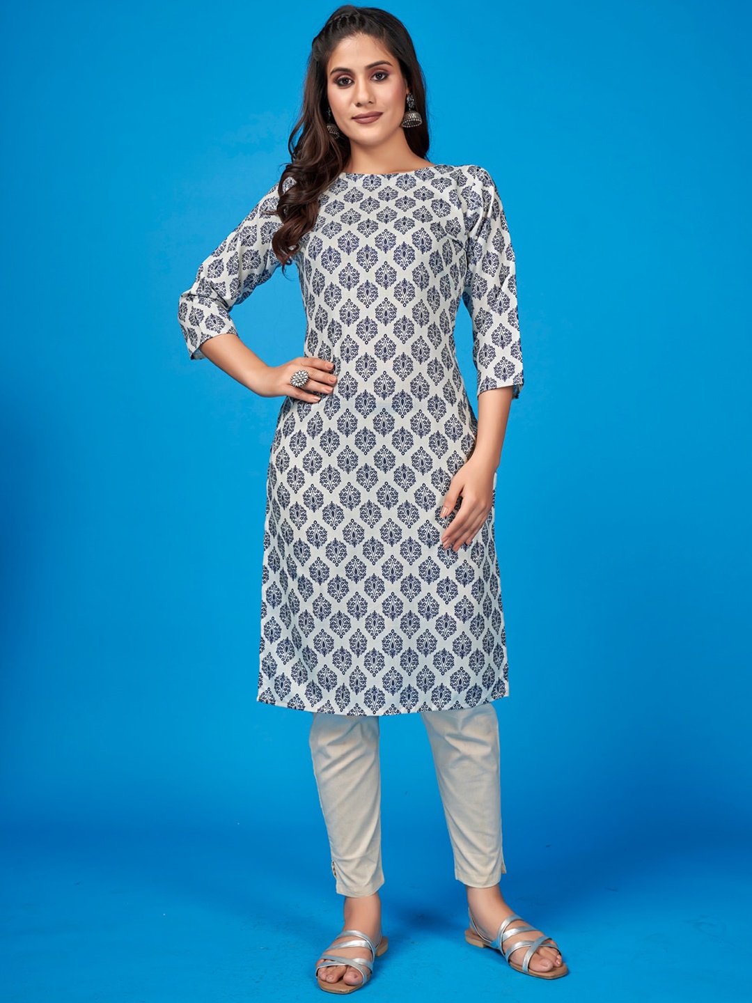 

SHOPGARB Women Off White & Blue Ethnic Motifs Printed Kurta