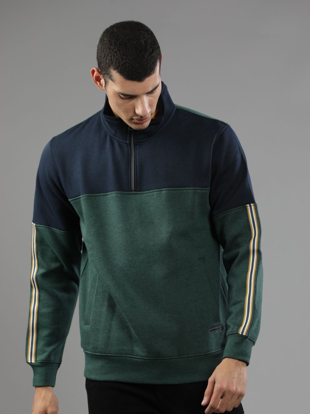 

t-base Men Colourblocked Sweatshirt, Green