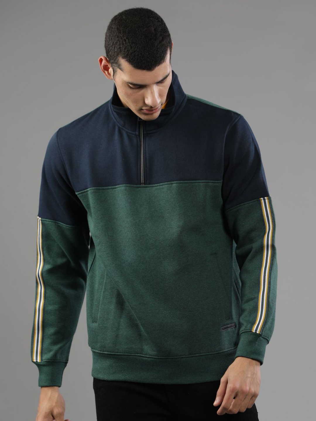 

t-base Men Colourblocked Sweatshirt, Green