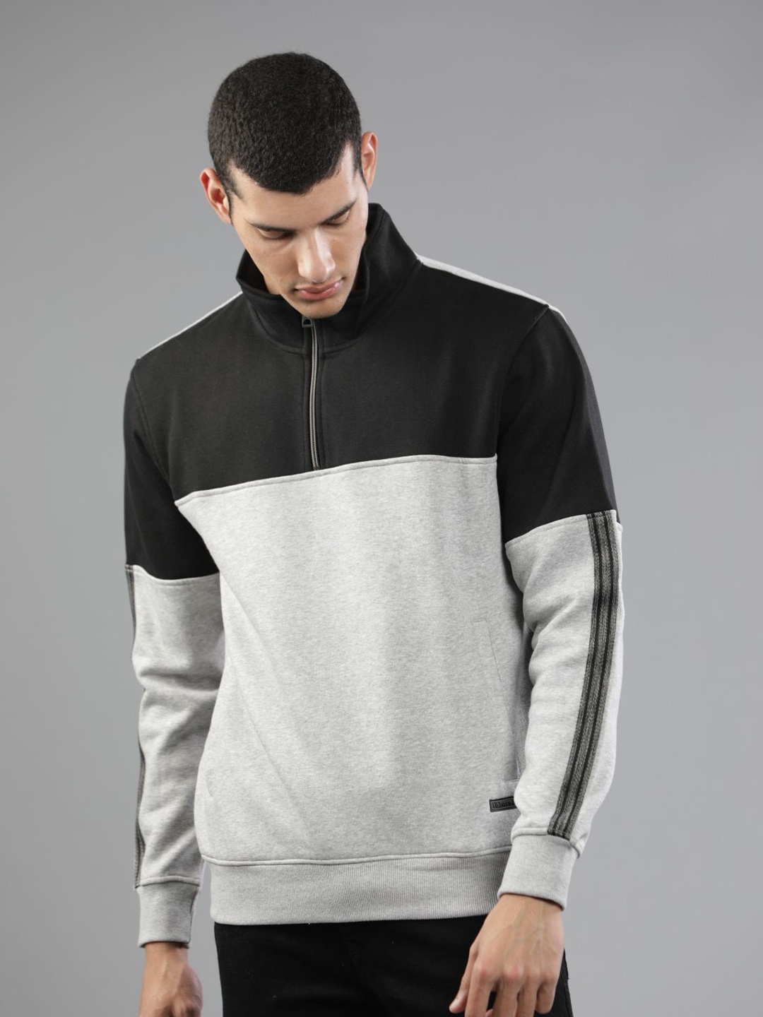 

t-base Men Colourblocked Sweatshirt, Black