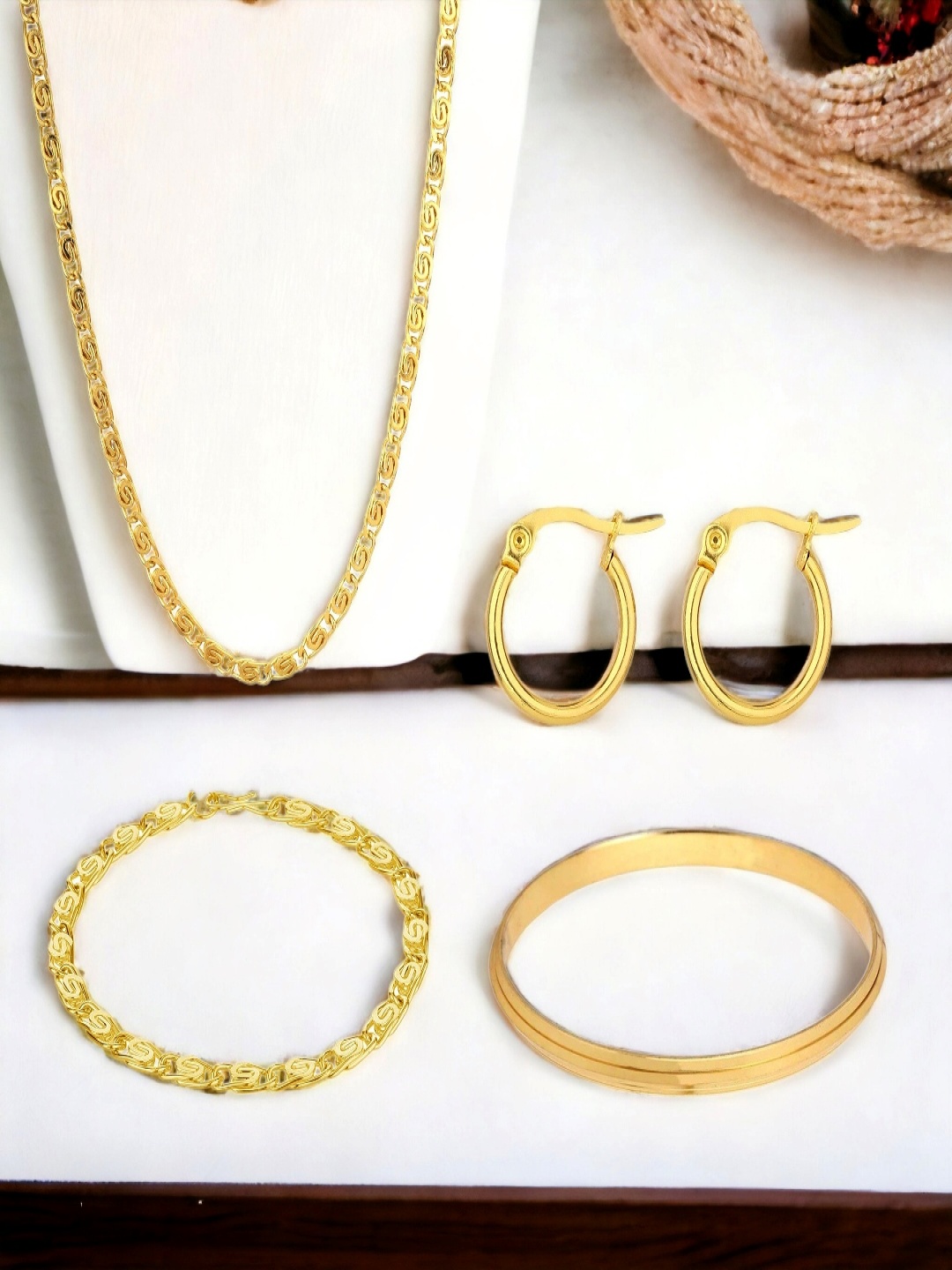 

Goldnera Men Gold-Toned Brass Gold-Plated Chain