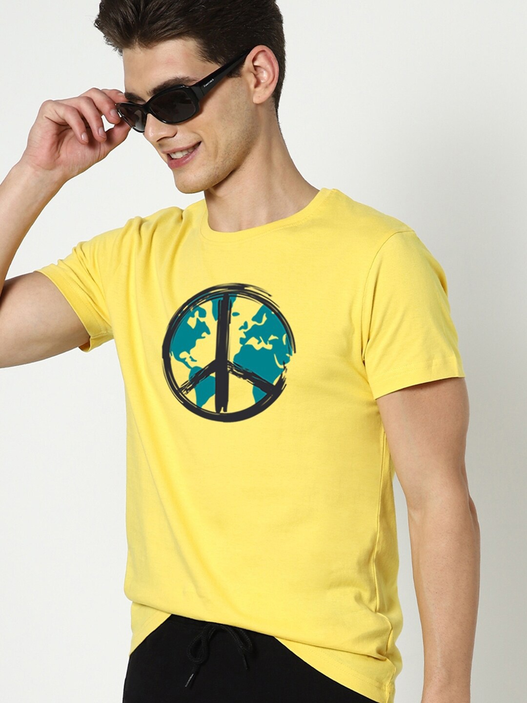 

Bewakoof Men Yellow Graphic Printed Round Neck Regular Fit Cotton T-shirt