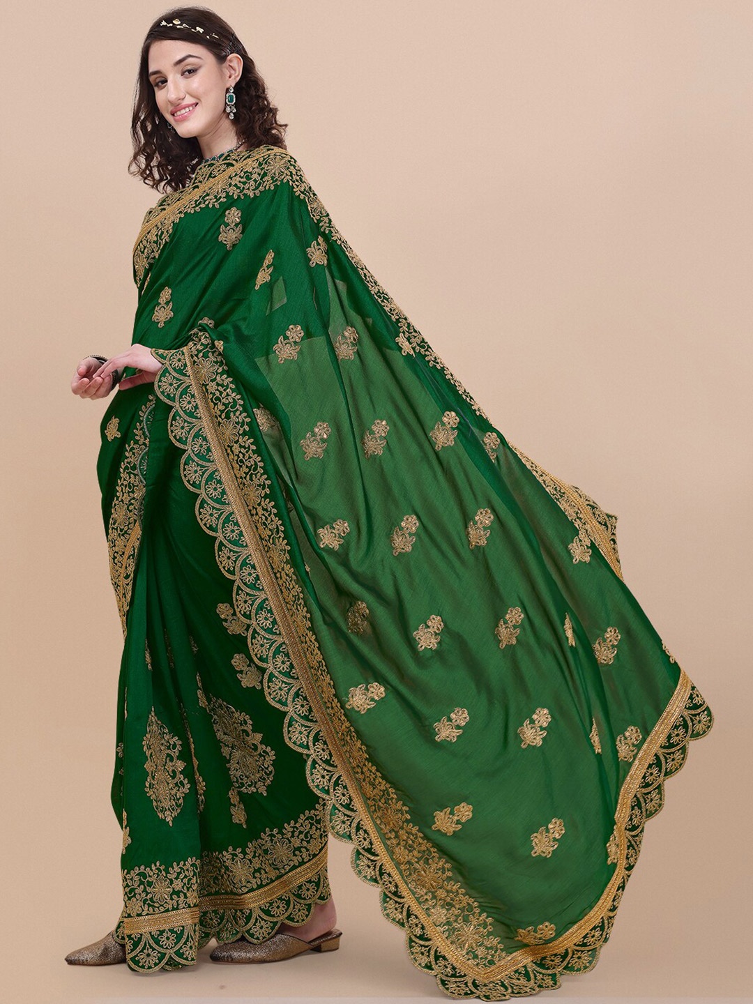 

Vaidehi Fashion Green & Gold-Toned Floral Embroidered Silk Blend Saree