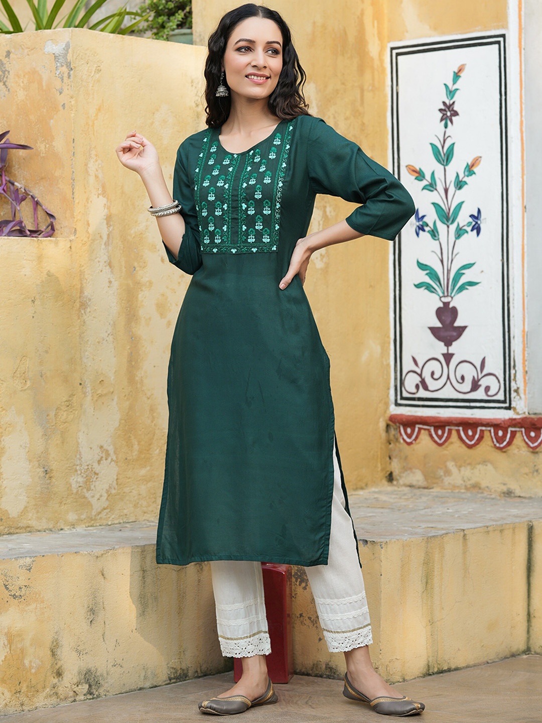 

Juniper Women Green Floral Printed Thread Work Kurta