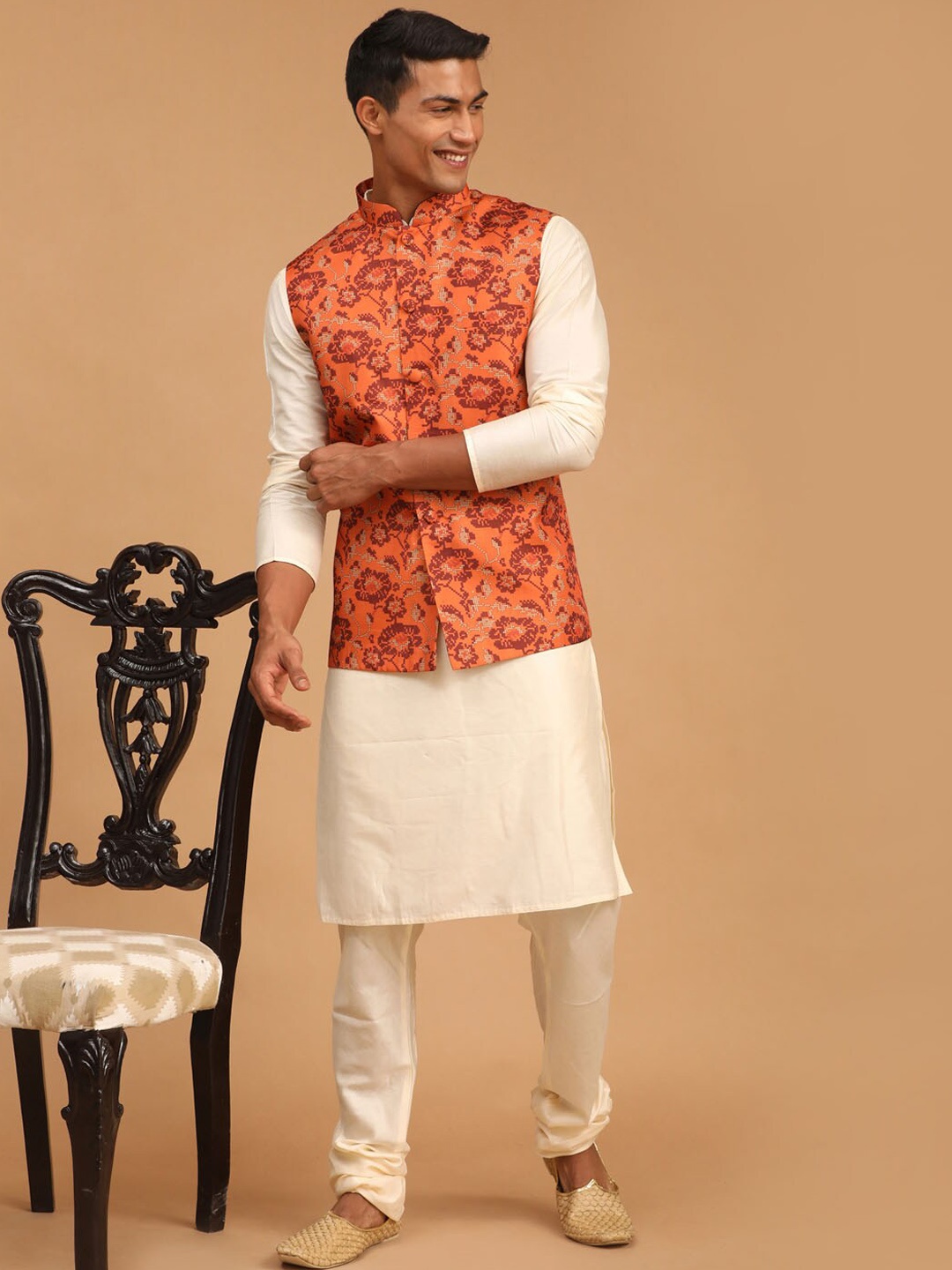 

VASTRAMAY Men Cream-Coloured Floral Kurta with Churidar
