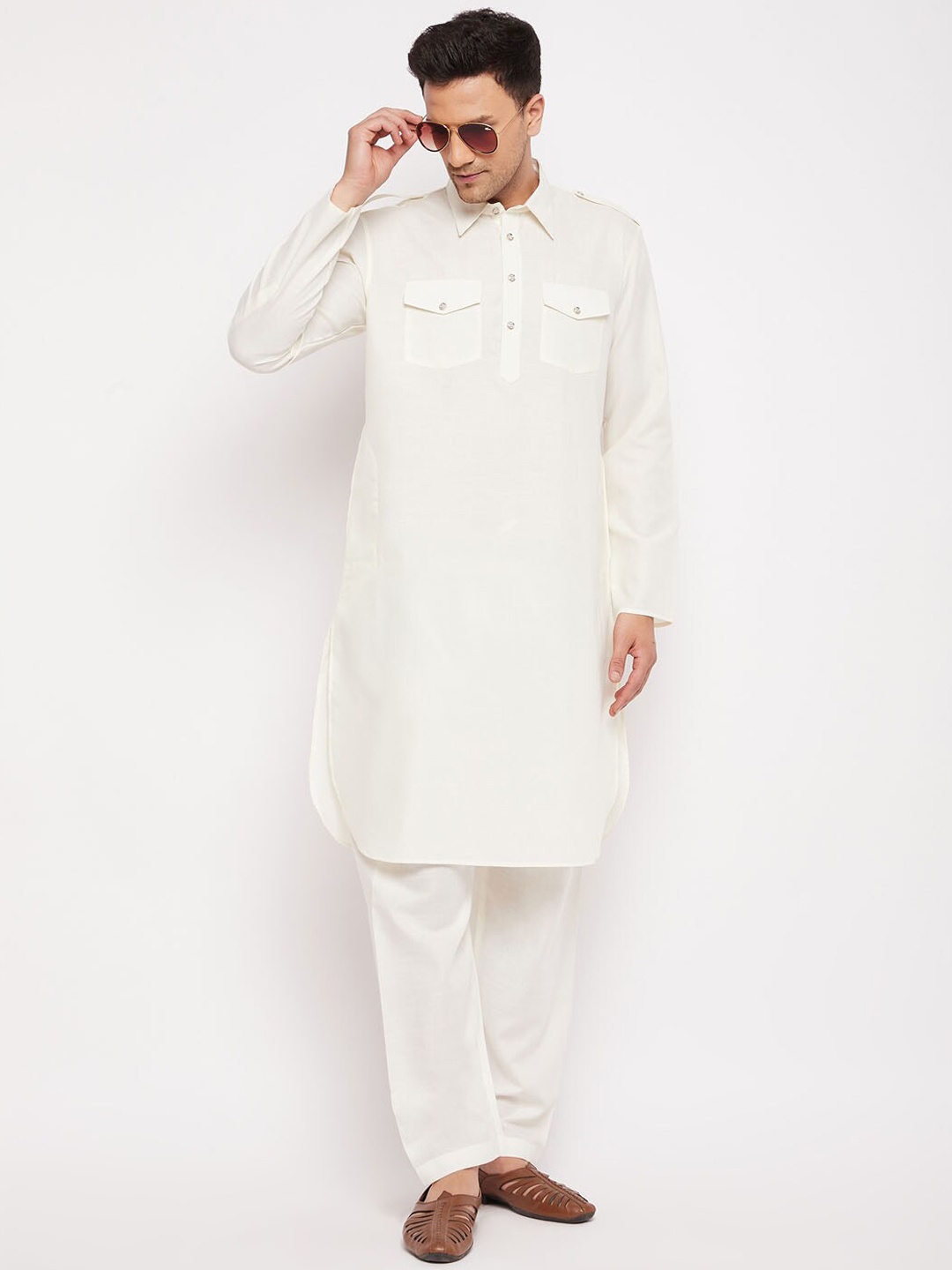 

VASTRAMAY Men Cream-Coloured Kurta with Pyjama