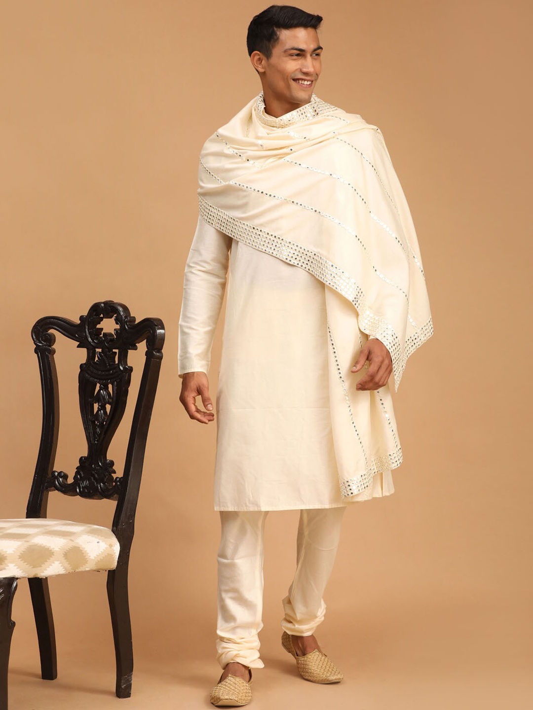 

VASTRAMAY Men Cream-Coloured Kurta With Churidar & With Mirror Work Dupatta