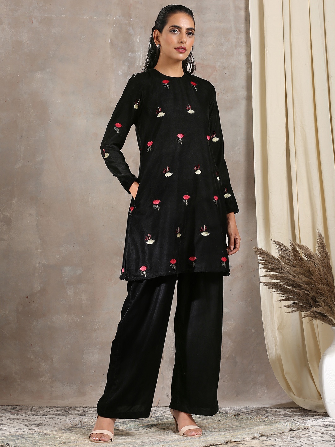 

trueBrowns Women Black Floral Embroidered Flared Sleeves Velvet Kurta
