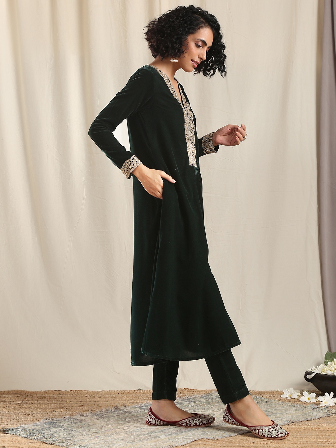 

trueBrowns Women Green Embellished Velvet Anarkali Kurta