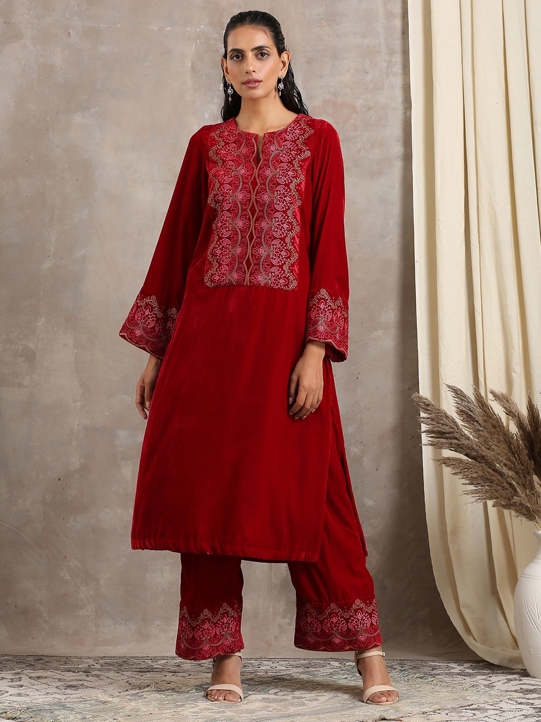 

trueBrowns Women Red Ethnic Motifs Yoke Design Flared Sleeves Velvet Kurta