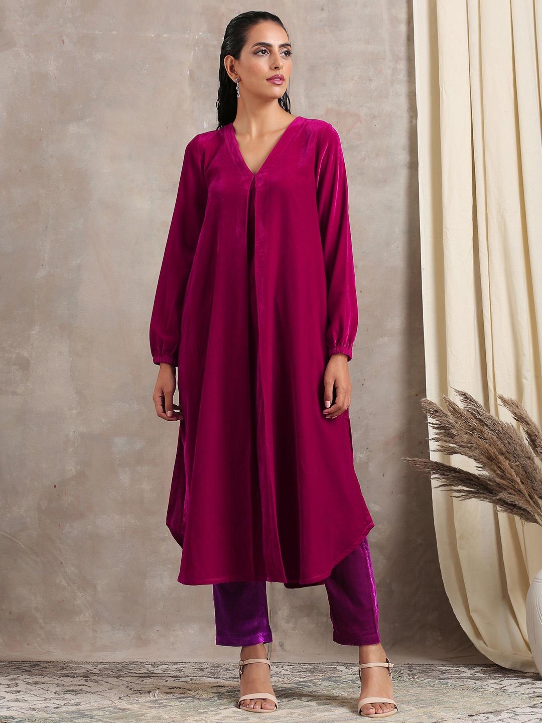 

trueBrowns Women Pink Velvet V-Neck Flared Kurta