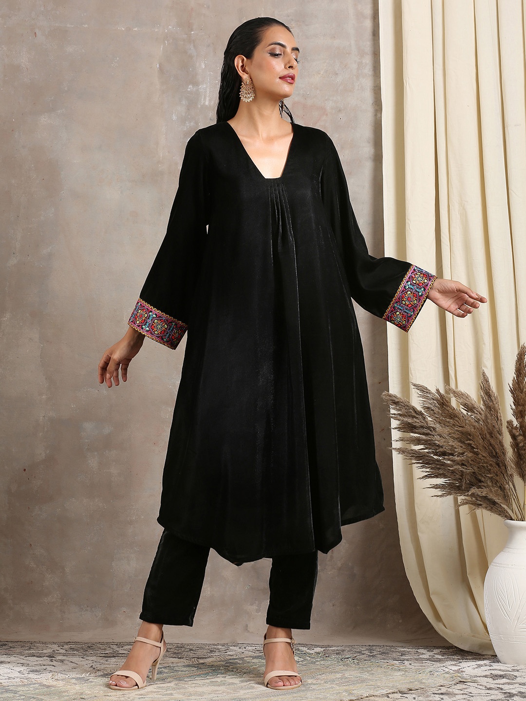 

trueBrowns Women Black Embroidered Flared Sleeves Thread Work Velvet Kurta