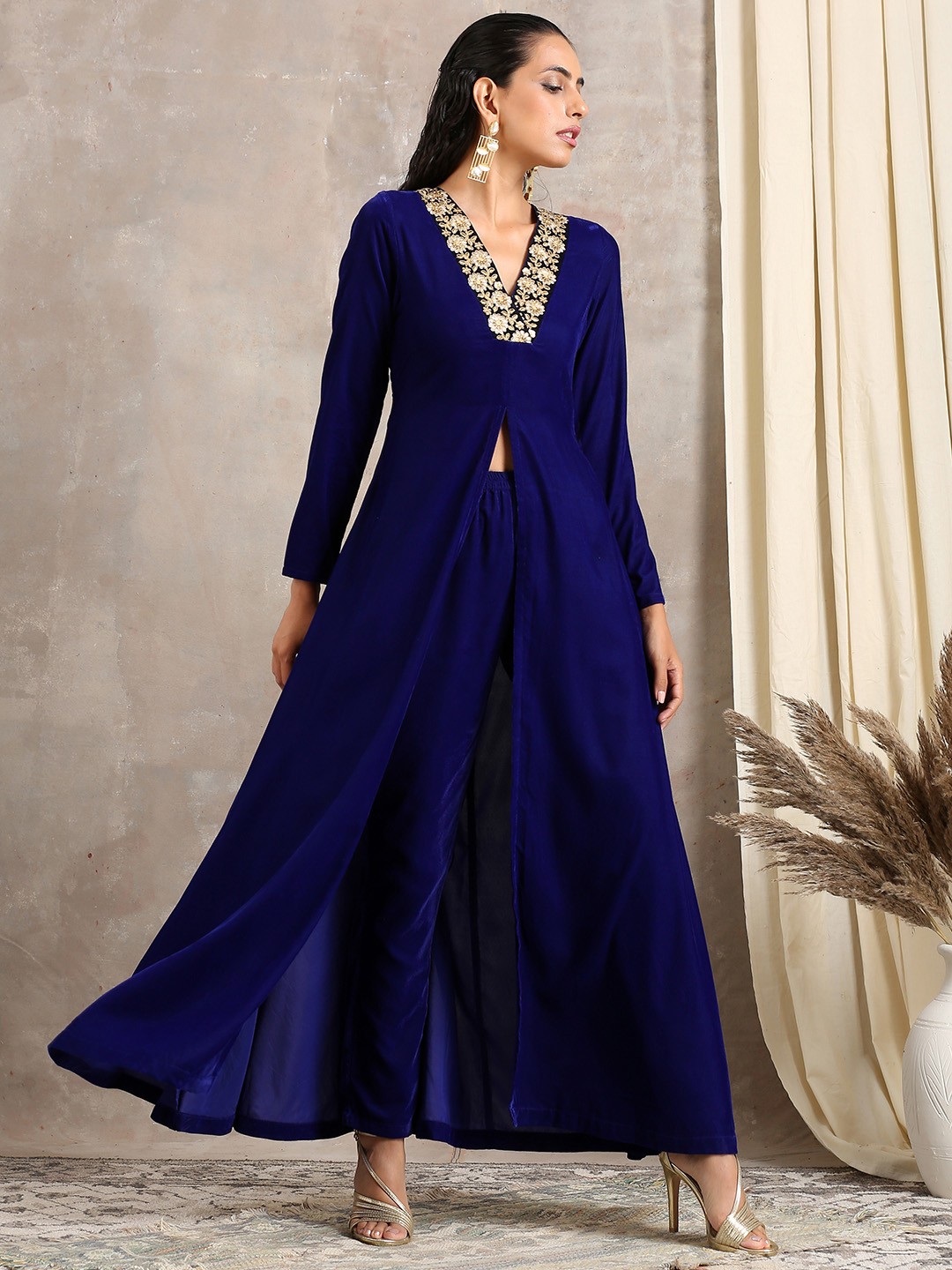 

trueBrowns Women Blue Embellished Floral Velvet Anarkali Kurta
